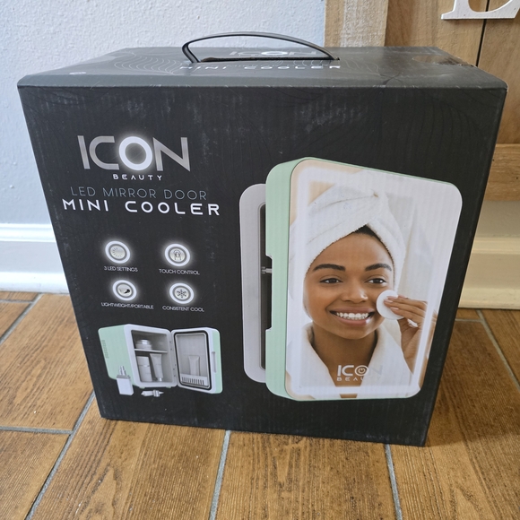 ICON Beauty LED Mirror Door Mini Cooler - Black and Mint - Picture 1 of 4